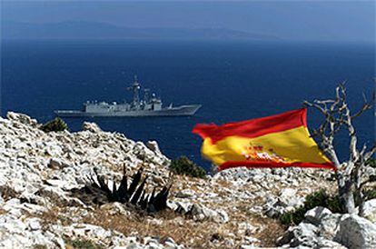 Una fragata de la Armada patrullaba ayer junto a la isla Perejil, sobre la que ondea una bandera española.