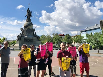 Pablo F. D., en primer plano, con polo rojo, junto a miembros de la plataforma por su absolución posan este viernes junto al monumento a Cristóbal Colón en Valladolid.