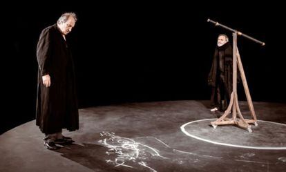 Un momento de la obra de teatro "La vida de Galileo", de Bertolt Brecht.