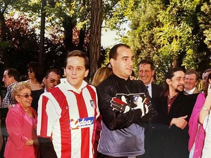 César Sánchez, a la izquierda de la imagen con la camiseta de Futre, junto a su padrino de boda, que viste camiseta y guantes de portero.