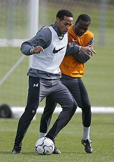 Lauren marca a Henry en un entrenamiento.