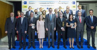 Los galardonados de los XXXV Premios Internacionales de Periodismo Rey de España, convocados por la agencia Efe y la Agencia Española de Cooperación Internacional para el Desarrollo, se fotografían con el rey Felipe VI tras la ceremonia de entrega, celebrada en la sede de Casa de América de Madrid.