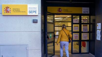 Una persona entra en una oficina del SEPE en Alcalá de Henares.
