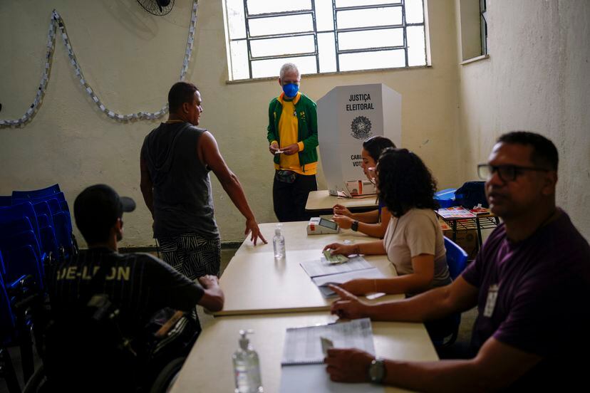 Los candidatos a esta primera vuelta entre el líder de la extrema derecha Jair Bolsonaro y el favorito de izquierda Luiz Inacio Lula da Silva, cualquiera de los cuales debe obtener el 50 por ciento de los votos válidos, más uno, para ganar en la primera vuelta, de obtenerse ese resultado irían a una segunda ronda de votación. 