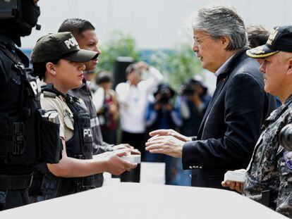 Guillermo Lasso durante la ceremonia de entrega a la Policía Nacional un lote de 14 millones de balas, en medio de la crisis de seguridad que atraviesa el país.