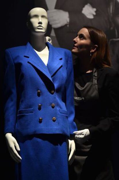 Traje de falda y chaqueta azul perteneciente a Margaret Thatcher.