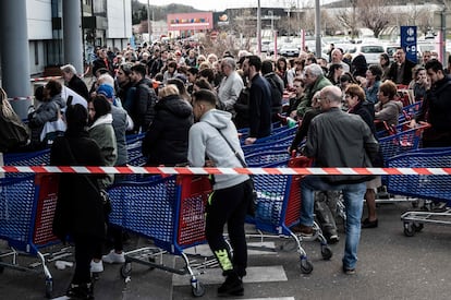 Cola para entrar a un supermercado en Givors, cerca de Lyon.