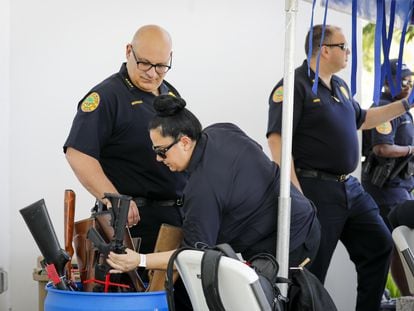 Agentes de la Policía de Miami ejecutando el programa de desarme 'Guns4Ukraine', el 18 de junio.