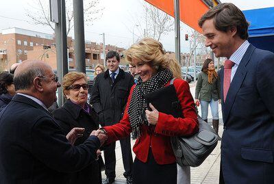 La presidenta de la Comunidad de Madrid, Esperanza Aguire, saluda a unos vecinos de Boadilla tras el comité de dirección del PP regional.