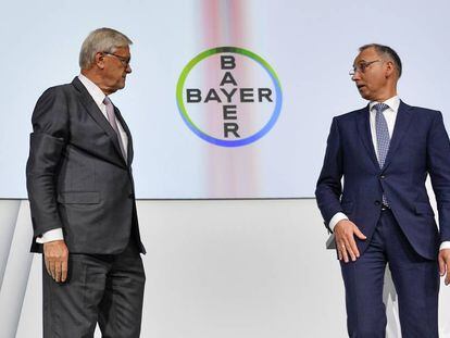 El consejero delegado de Bayer, Werner Baumann, y el presidente del consejo de supervisi&oacute;n, Werner Wenning