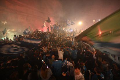 Miles de aficionados han salido a la calles de Nápoles para celebrar el título. 
