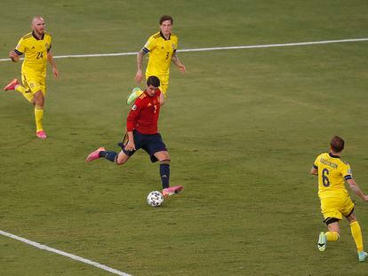 Morata dispara a puerta en la ocasión más clara de España en la primera parte.