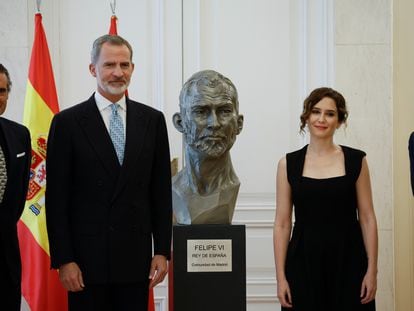 La presidenta de la Comunidad de Madrid, Isabel Díaz Ayuso, junto a Felipe VI y el busto del Rey, en la sede de la Comunidad.