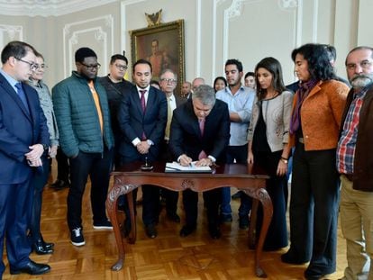 Firma del acuerdo entre el Gobierno, profesores y estudiantes universitarios. 
