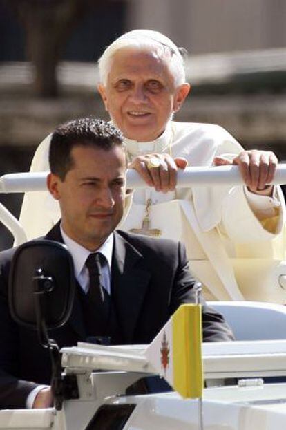 Paolo Gabriele, con el Papa, en 2006. 