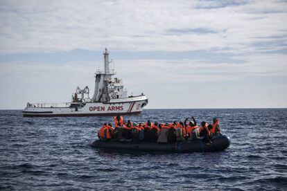 Patera de inmigrantes rescata por el barco 'Open Arms' en el mar de Alborán el pasado mes de octubre.