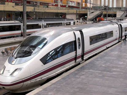 Tren de alta velocidad de Renfe en la estación de Zaragoza.