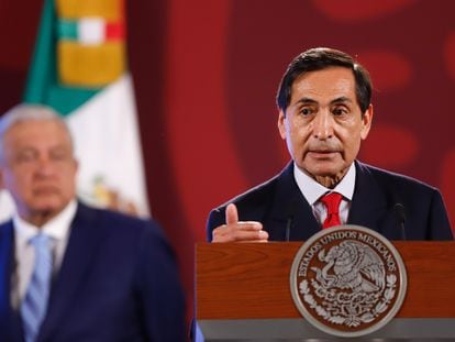 El secretario de Hacienda, Rogelio Ramírez de la O, y el presidente de México, Andrés Manuel López Obrador, en Palacio Nacional, el 2 de agosto de 2022.