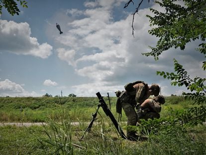 Una unidad de la Policía Nacional ucrania disparaba con mortero de 82 milímetros desde Mala Tokmachka (Zaporiyia) hacia posiciones rusas, el viernes en Novopokrovka.