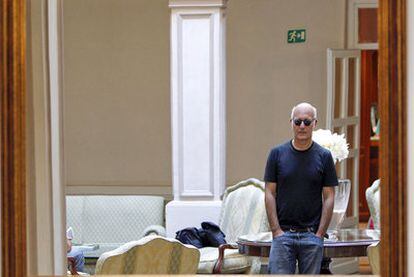 El pianista italiano Ludovico Einaudi, en el <i>hall</i> de su hotel.
