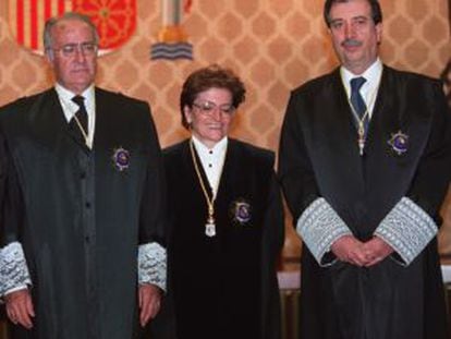De izquierda a derecha, Javier Delgado, Elisa Pérez Vera y Eugeni Gay, en la toma de posesión.