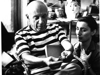 Pablo Picasso con su esposa Jacqueline.