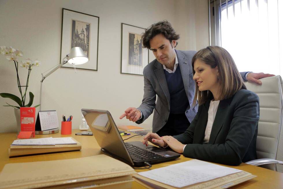 Raquel López Abellán, en su despacho en la ciudad de Murcia, junto con su colega Román Morales.