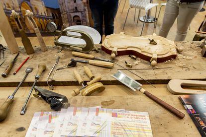 Un 'luthier' de la Escuela de Cremona demuestra en directo cómo se elabora un violín en el estand de Italia.