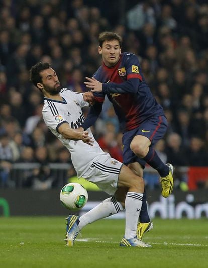 Messi pelea el balón con Arbeloa.