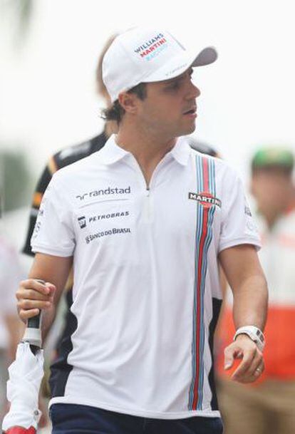 Felipe Massa paseando por el 'paddock'.