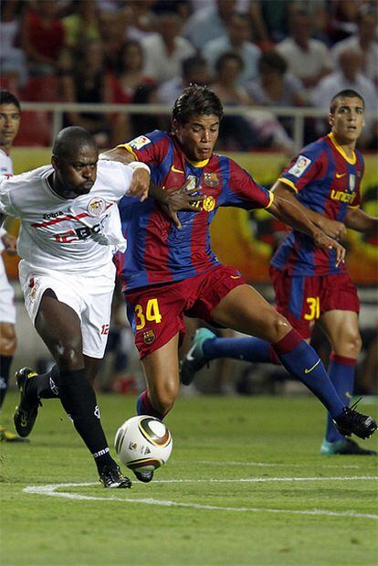 Jonathan Dos Santos controla el balón ante la presencia del sevillista Romaric.