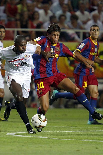 Jonathan Dos Santos controla el balón ante la presencia del sevillista  Romaric.