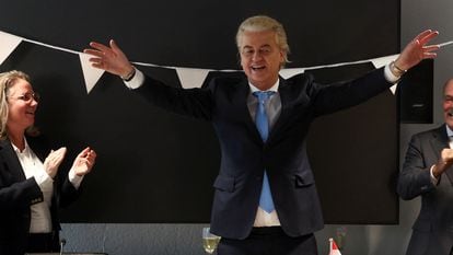 Wilders celebraba con su equipo la victoria en las elecciones, este jueves en el Parlamento holandés.