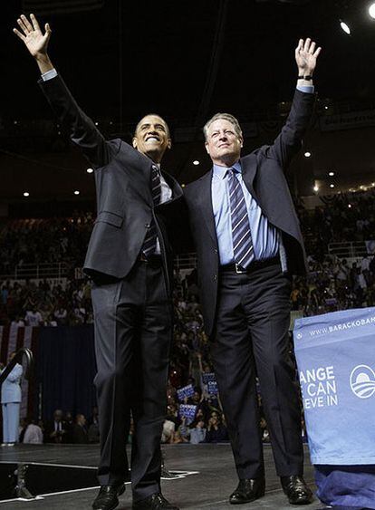 Barack Obama y Al Gore, en un acto el lunes en Detroit.