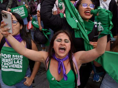 Mujeres participan en la marcha del 8 de marzo de 2023 en Bogotá, Colombia.