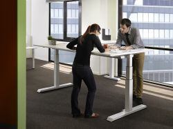 Primera mesa de Ofita con regulación de altura para hacer del espacio de trabajo un lugar más versátil y saludable.