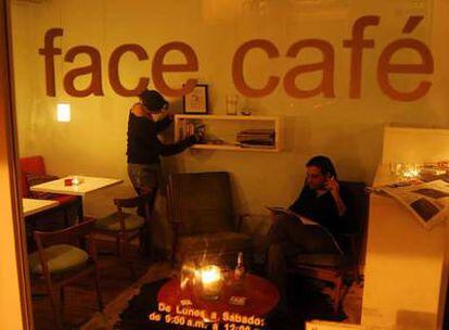 Mobiliario nórdico y atmósfera intimista en el Face Café, situado en la calle Fita, junto a la de Orzán (interiorismo de Mercedes de las Heras).