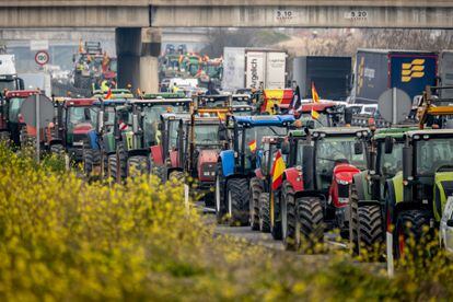Cortes de carretera en el kilómetro 35 de la autovía A-42, a causa de las protestas de los agricultores, este martes a la altura de Illescas (Toledo).