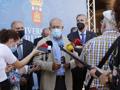 El vicepresidente de la Junta, Francisco Igea, atiende a los medios de comunicación en Burgos.
