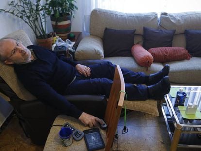 Jos&eacute; Antonio Arrabal, enfermo de Esclerosis Lateral ( ELA), en su casa de Alcobendas (Madrid), antes y despu&eacute;s de tomar una dosis letal de Pentobarbital