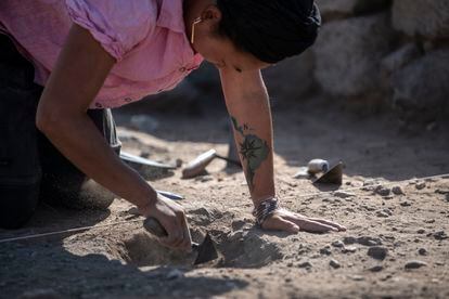 Márcia Hattori, arqueóloga, excava en una de las habitaciones de una vivienda en Handoga.