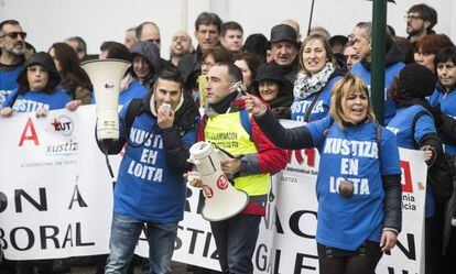 Protesta de los funcionarios gallegos de Justicia a las puertas del Parlamento autonómico.