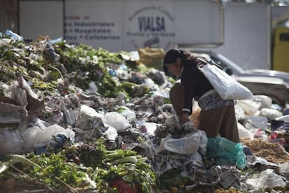 Una mujer busca comida entre los restos en la Central de Abastos de la capital de M&eacute;xico.