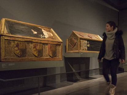 Una visitante observa dos de las obras reclamadas por Aragón en el Museo de Lleida. En vídeo, declaraciones del ministro de Cultura, Méndez de Vigo, el pasado martes.