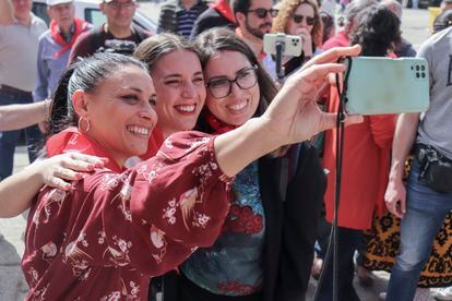 The Minister of Equality and host of Podemos, Irene Montero, in the center of the group, last Sunday in Trujillo (Cáceres).