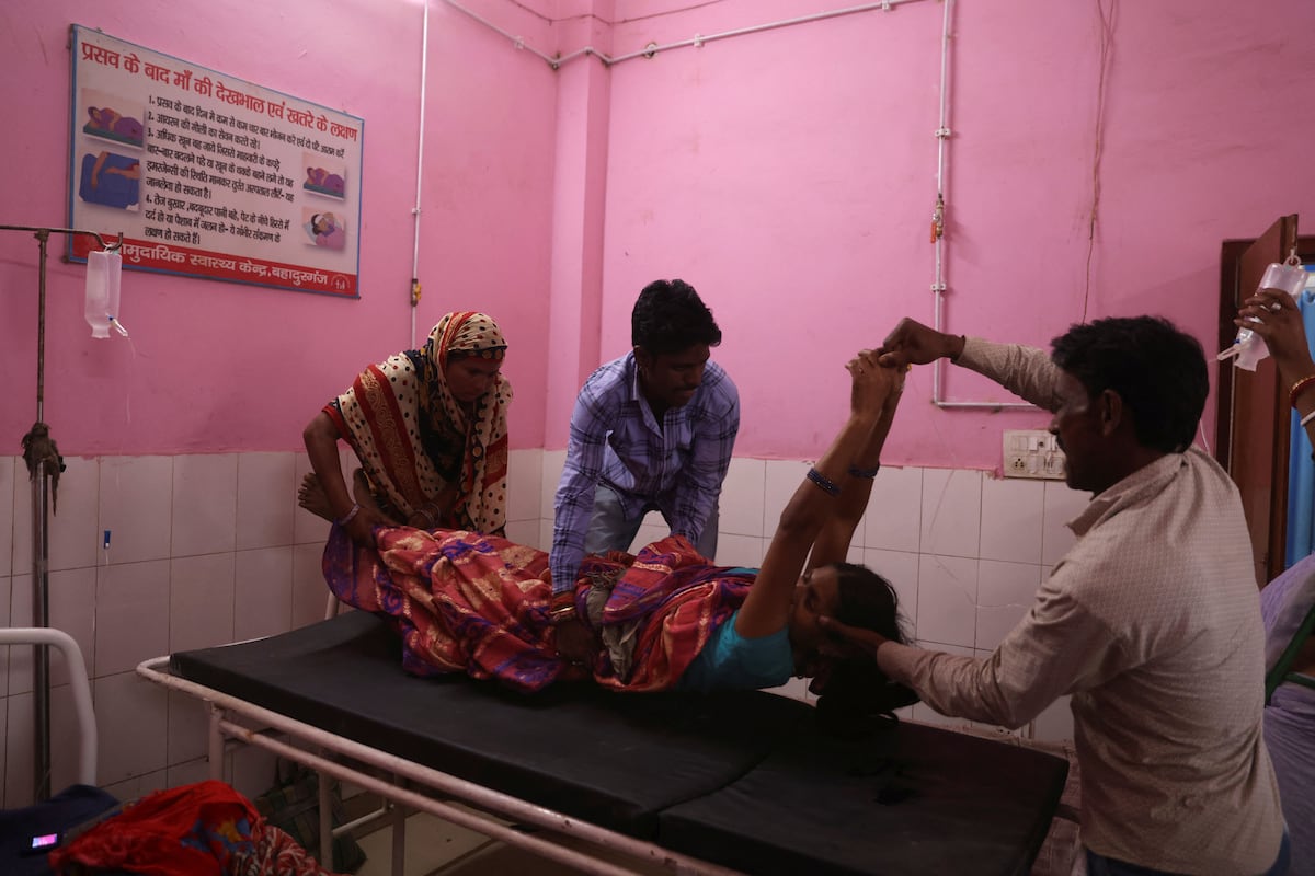 Píldoras y condones en uno de los rincones más pobres y poblados de la India |  Internacional