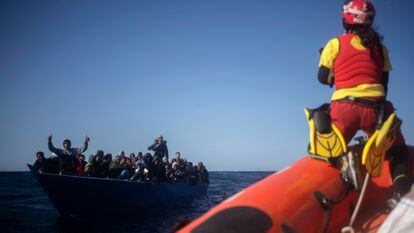 Una patera de migrantes frente a una barca de rescate de Open Arms al norte de Libia,   el pasado 13 de marzo.