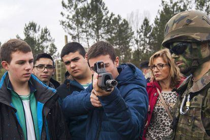Visita de escolares a la base de Cabo Noval, el pasado viernes.