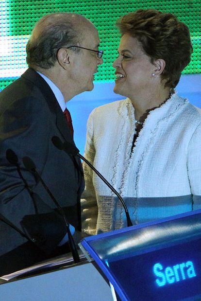 José Serra y Dilma Rousseff, antes del comienzo del debate.