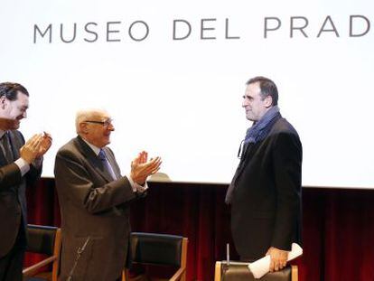 El director del Prado, Miguel Zugaza, y el presidente del Patronato del museo, Jos&eacute; Pedro P&eacute;rez-Llorca, aplauden a Finaldi.